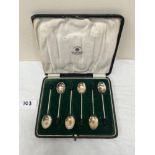 A George V cased set of six silver coffee spoons with bean terminals. Birmingham 1924. 1ozs 5dwts