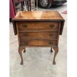 A walnut dropleaf chest of three drawers on cabriole legs. 23' wide