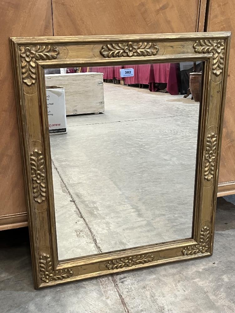 A Regency style gilt framed wall mirror. 29¾' x 24½'