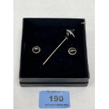 A 18ct agate jacket pin and earrings en-suite