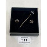 An 18ct agate jacket pin and earrings en-suite