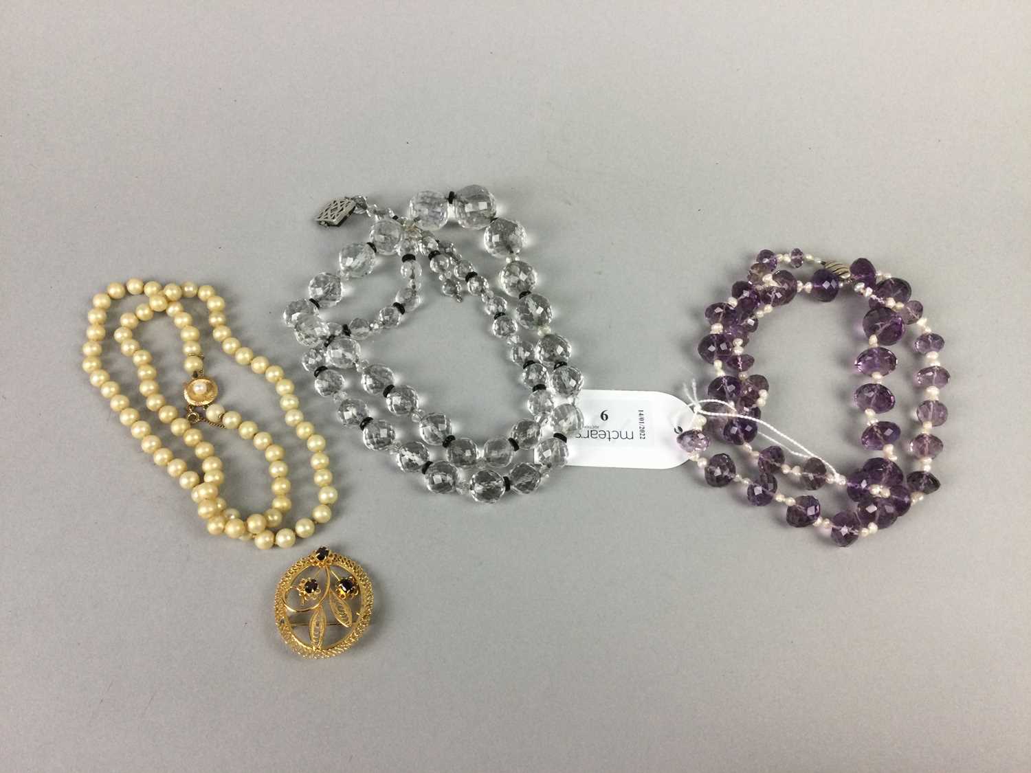 A SIMULATED PEARL NECKLACE AND OTHER JEWELLERY