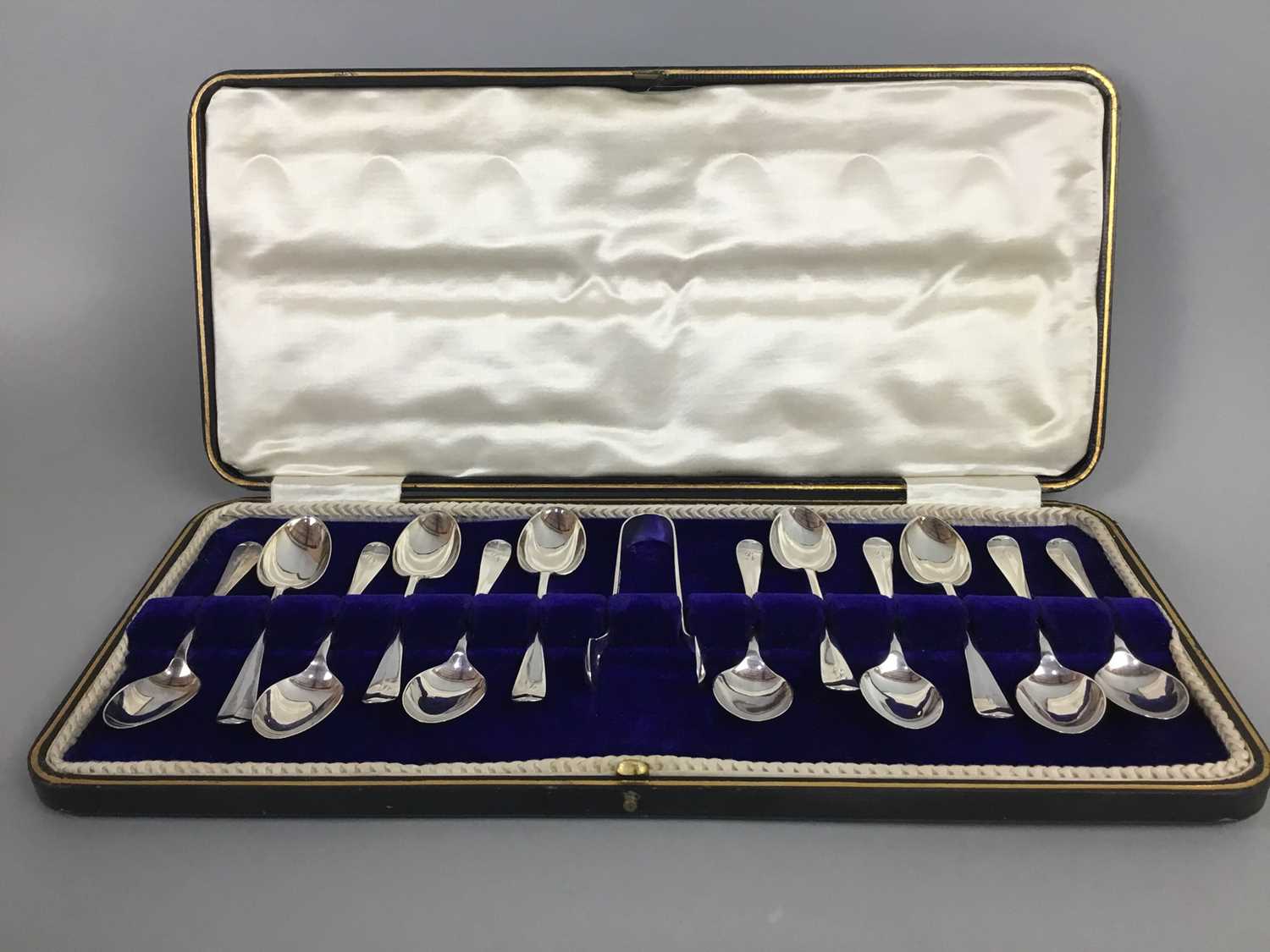 A SET OF TWELVE SILVER RAT TAIL PATTERN COFFEE SPOONS AND TONGS