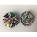 A COLLECTION OF BROOCHES