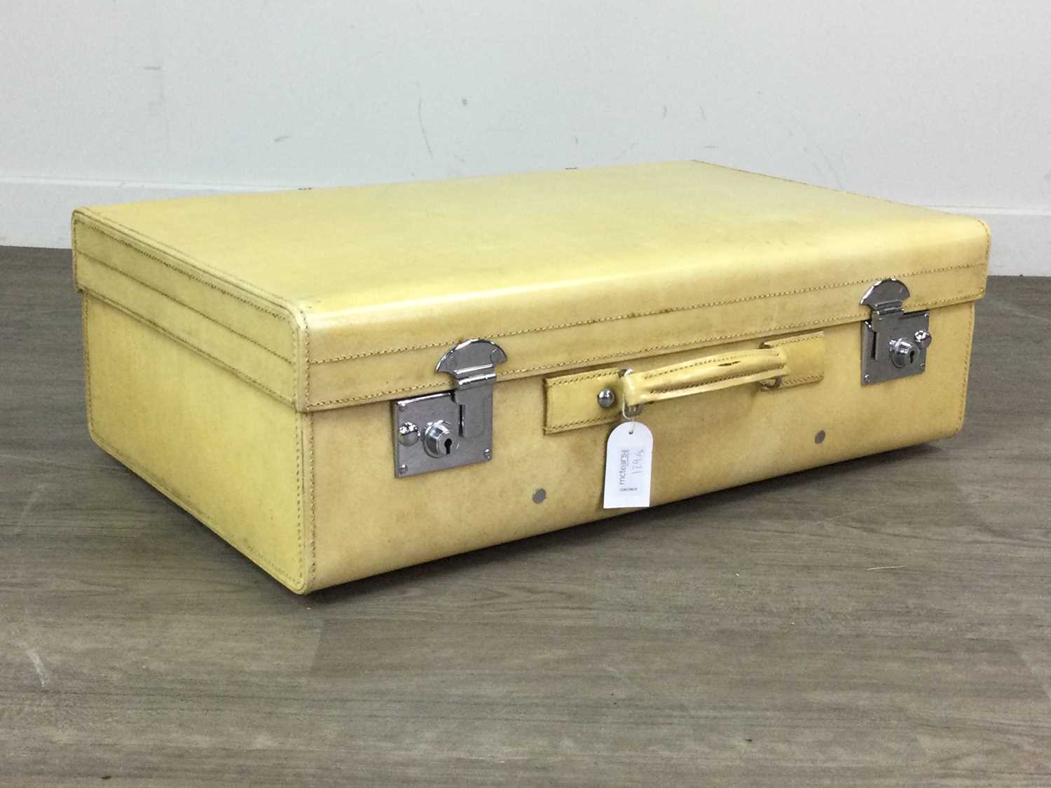 A VINTAGE VICTOR LUGGAGE HATBOX ALONG WITH TWO SUITCASES AND A TRAVEL CASE - Image 2 of 3