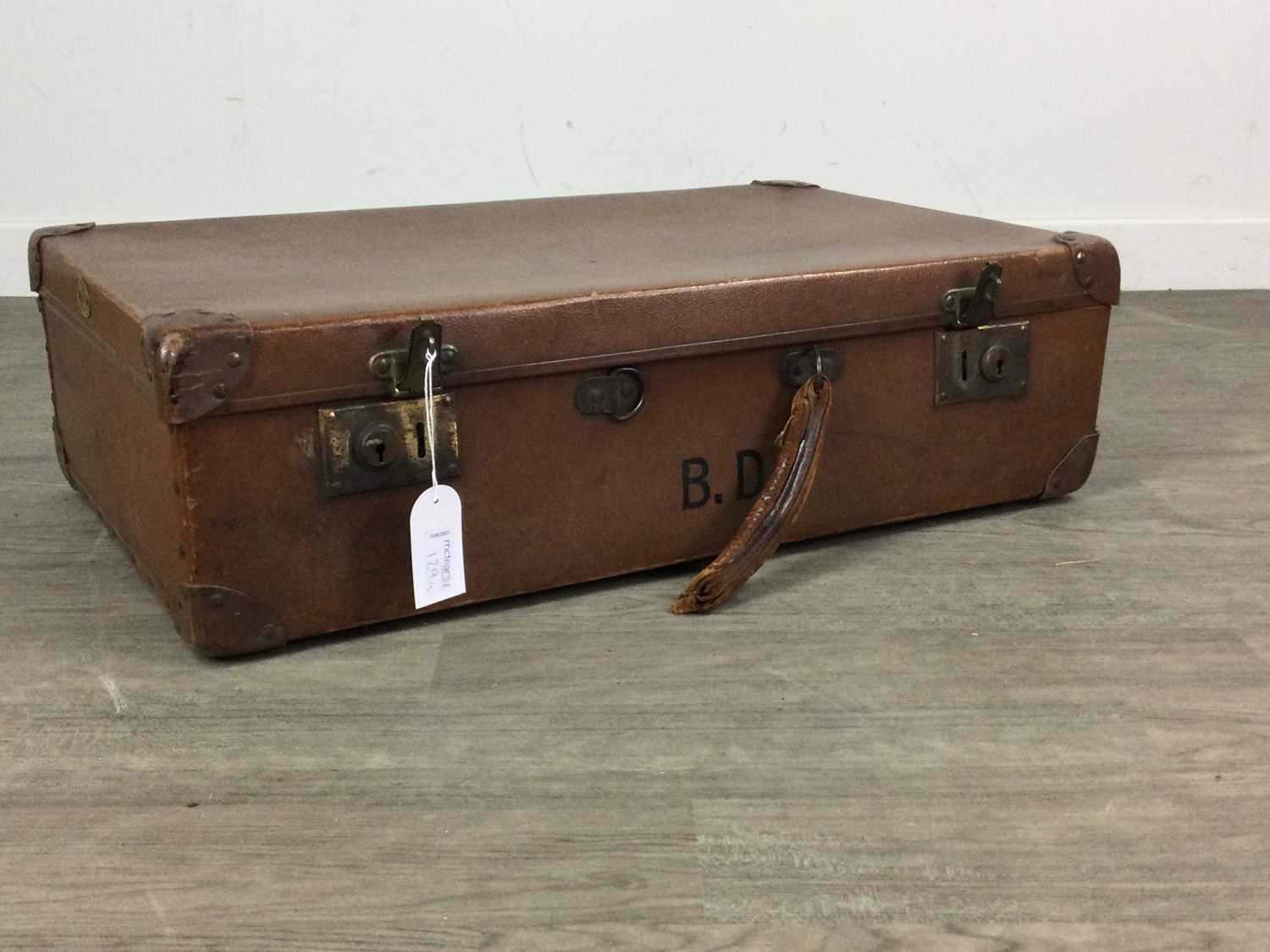 A VINTAGE VICTOR LUGGAGE HATBOX ALONG WITH TWO SUITCASES AND A TRAVEL CASE