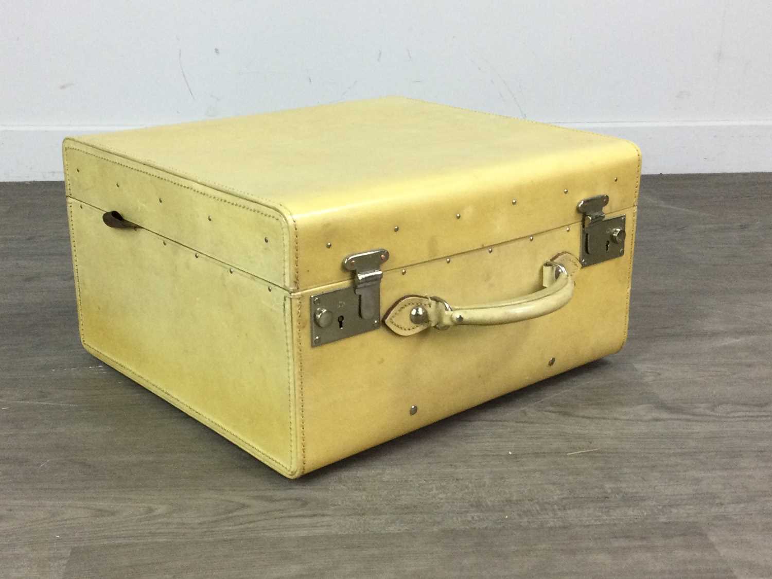 A VINTAGE VICTOR LUGGAGE HATBOX ALONG WITH TWO SUITCASES AND A TRAVEL CASE - Image 3 of 3