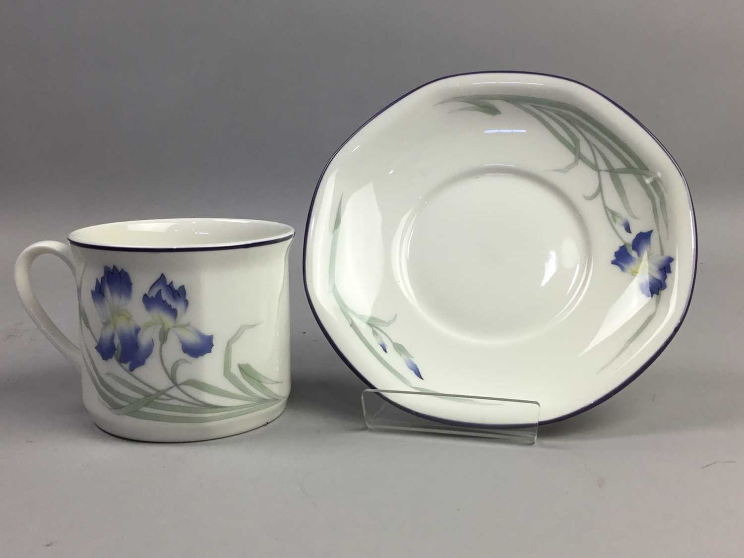 A LOT OF ROYAL DOULTON 'MINERVA' PATTERN DINNER WARE