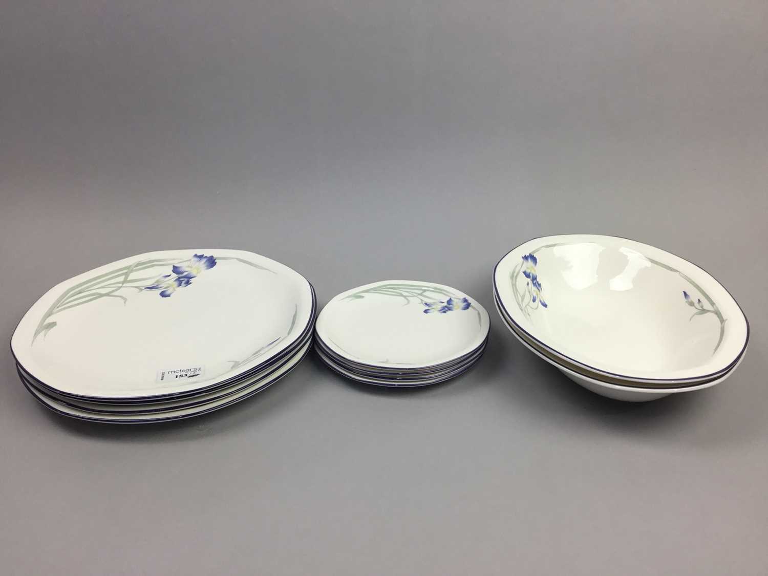 A LOT OF ROYAL DOULTON 'MINERVA' PATTERN DINNER WARE - Image 4 of 5