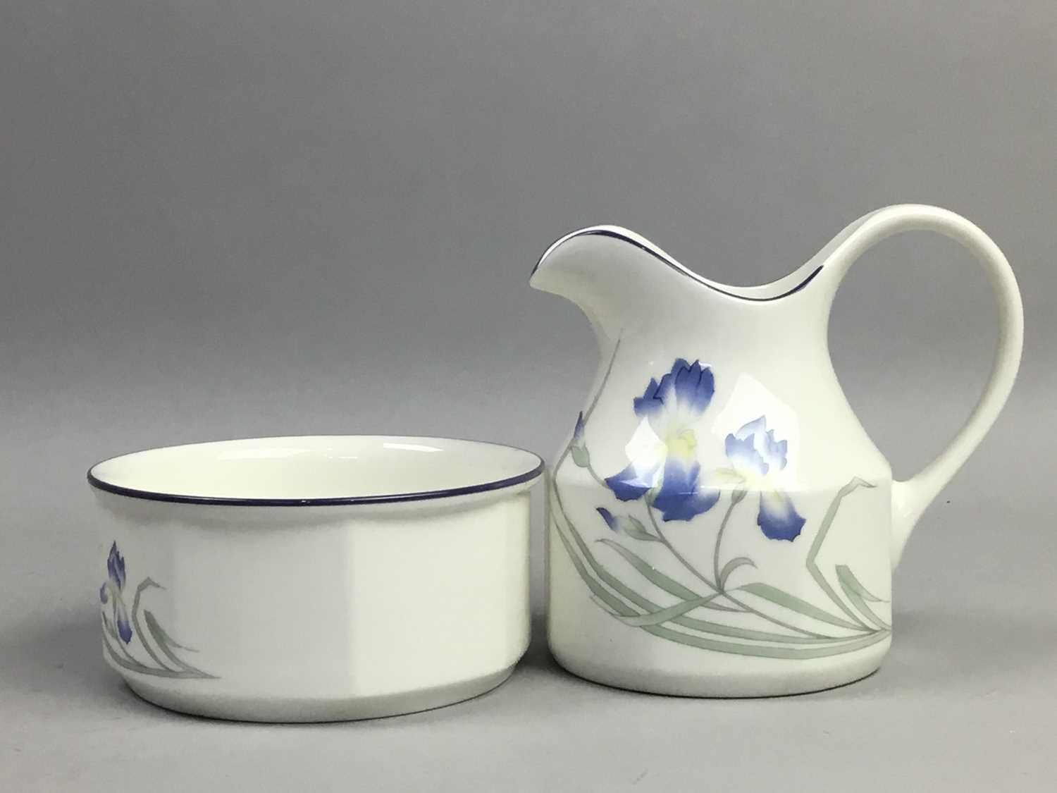 A LOT OF ROYAL DOULTON 'MINERVA' PATTERN DINNER WARE - Image 3 of 5