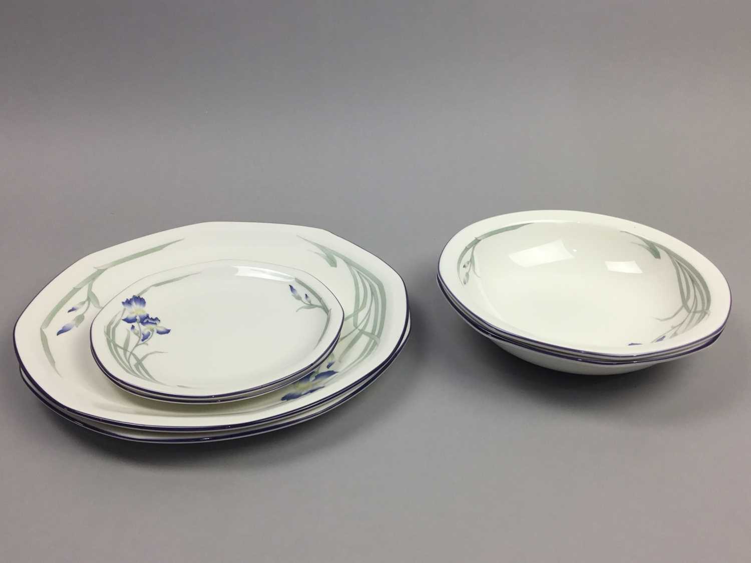 A LOT OF ROYAL DOULTON 'MINERVA' PATTERN DINNER WARE - Image 5 of 5