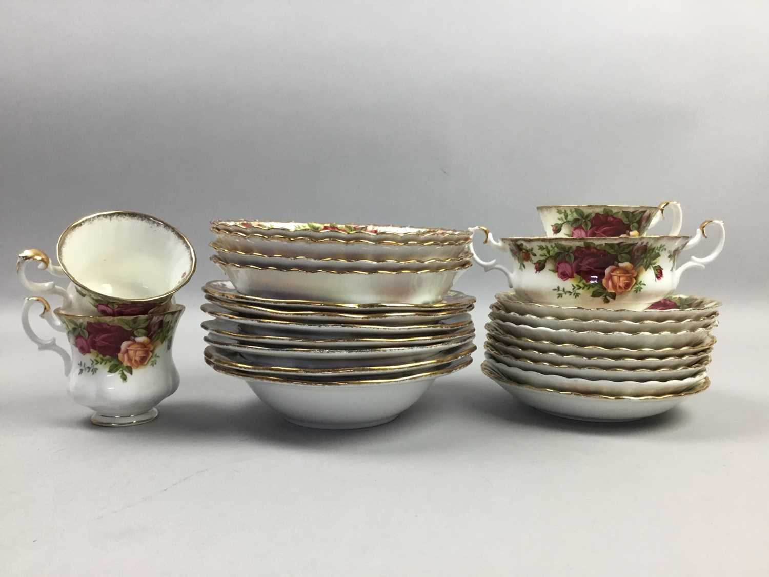 AN EXTENSIVE GROUP OF ROYAL ALBERT 'OLD COUNTRY ROSES' TEA AND DINNER WARE - Image 5 of 7