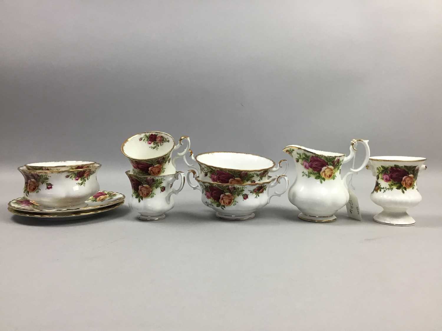 AN EXTENSIVE GROUP OF ROYAL ALBERT 'OLD COUNTRY ROSES' TEA AND DINNER WARE - Image 4 of 7