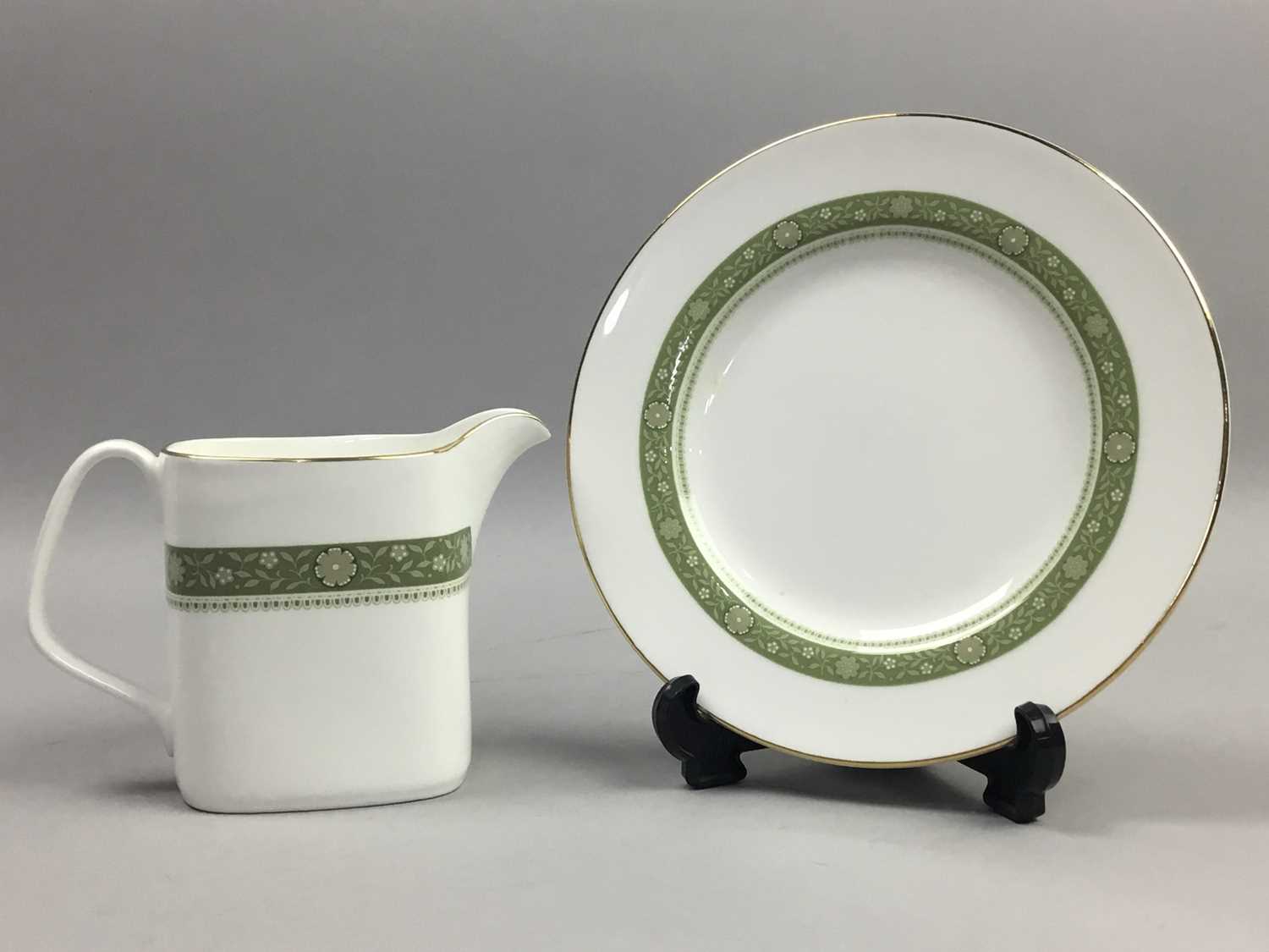 A ROYAL DOULTON 'RONDELAY' PATTERN TEA AND DINNER SERVICE