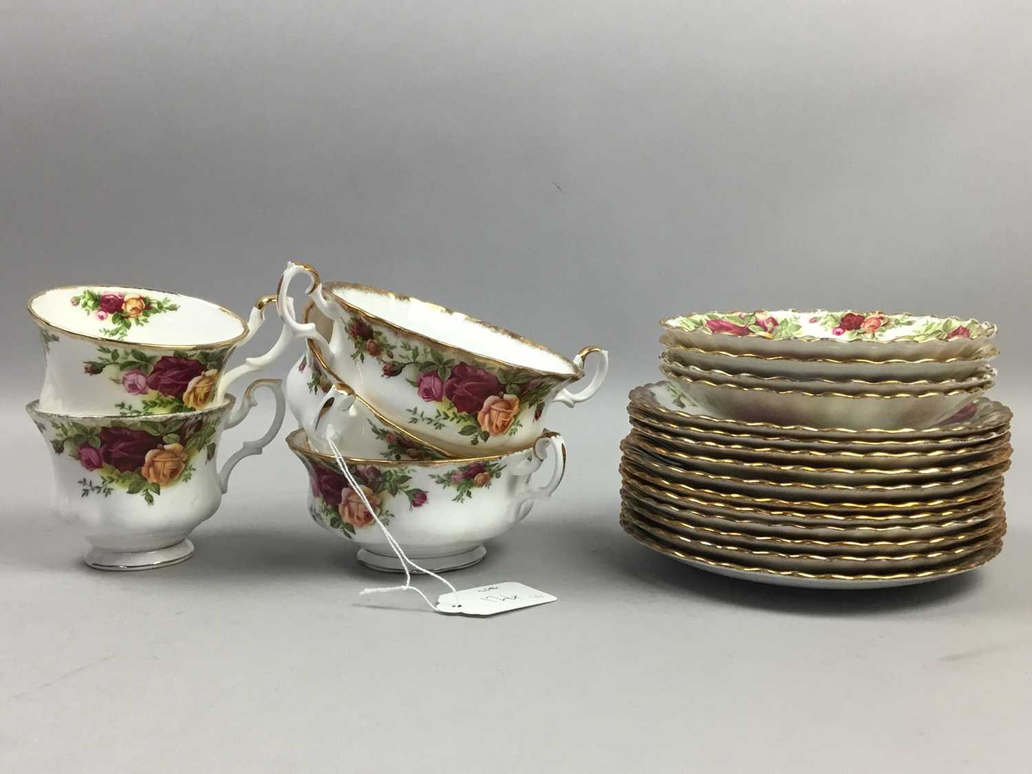 AN EXTENSIVE GROUP OF ROYAL ALBERT 'OLD COUNTRY ROSES' TEA AND DINNER WARE - Image 2 of 7