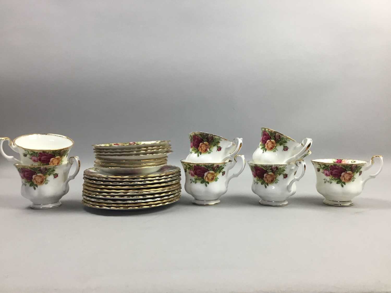 AN EXTENSIVE GROUP OF ROYAL ALBERT 'OLD COUNTRY ROSES' TEA AND DINNER WARE - Image 3 of 7