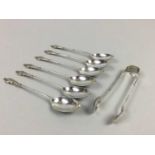 A SET OF SIX EDWARD VII SILVER TEASPOONS AND TONGS