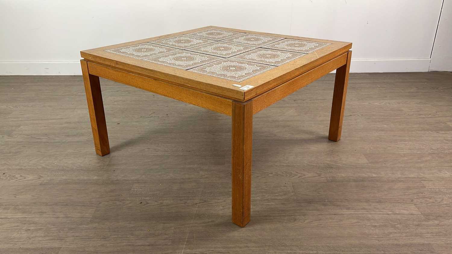 AN OAK INLAID CORNER CUPBOARD, MAHOGANY SUTHERLAND TABLE AND A TILE TOPPED COFFEE TABLE - Image 4 of 4