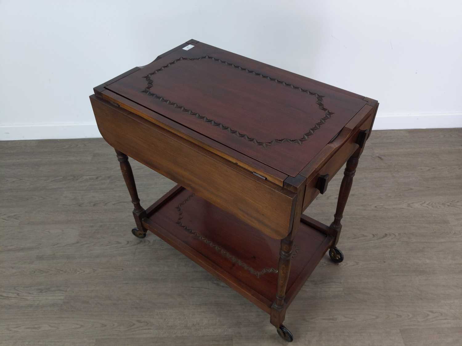 AN EARLY 20TH CENTURY WALNUT DRINKS TROLLEY - Image 2 of 3