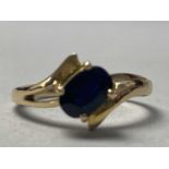 A SAPPHIRE DRESS RING AND EAR STUDS