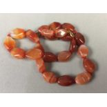 AN AGATE BEADED NECKLACE