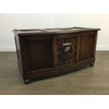 AN EARLY 20TH CENTURY OAK BLANKET CHEST OF ARTS & CRAFTS DESIGN