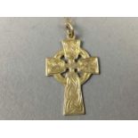 A NINE CARAT GOLD CRUCIFIX PENDANT WITH SLENDER CHAIN