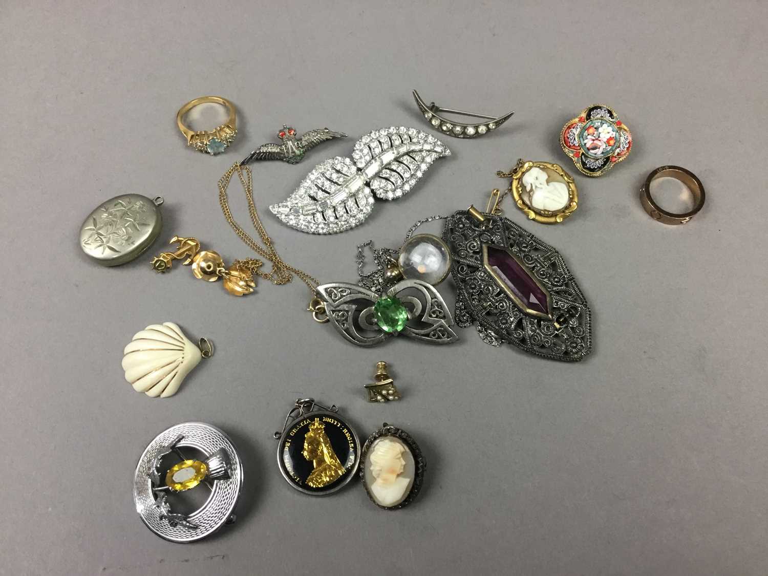 A LOT OF VINTAGE AND ANTIQUE BROOCHES AND RINGS - Image 2 of 3