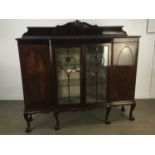 AN EARLY 20TH CENTURY MAHOGANY BREAKFRONT DISPLAY CABINET