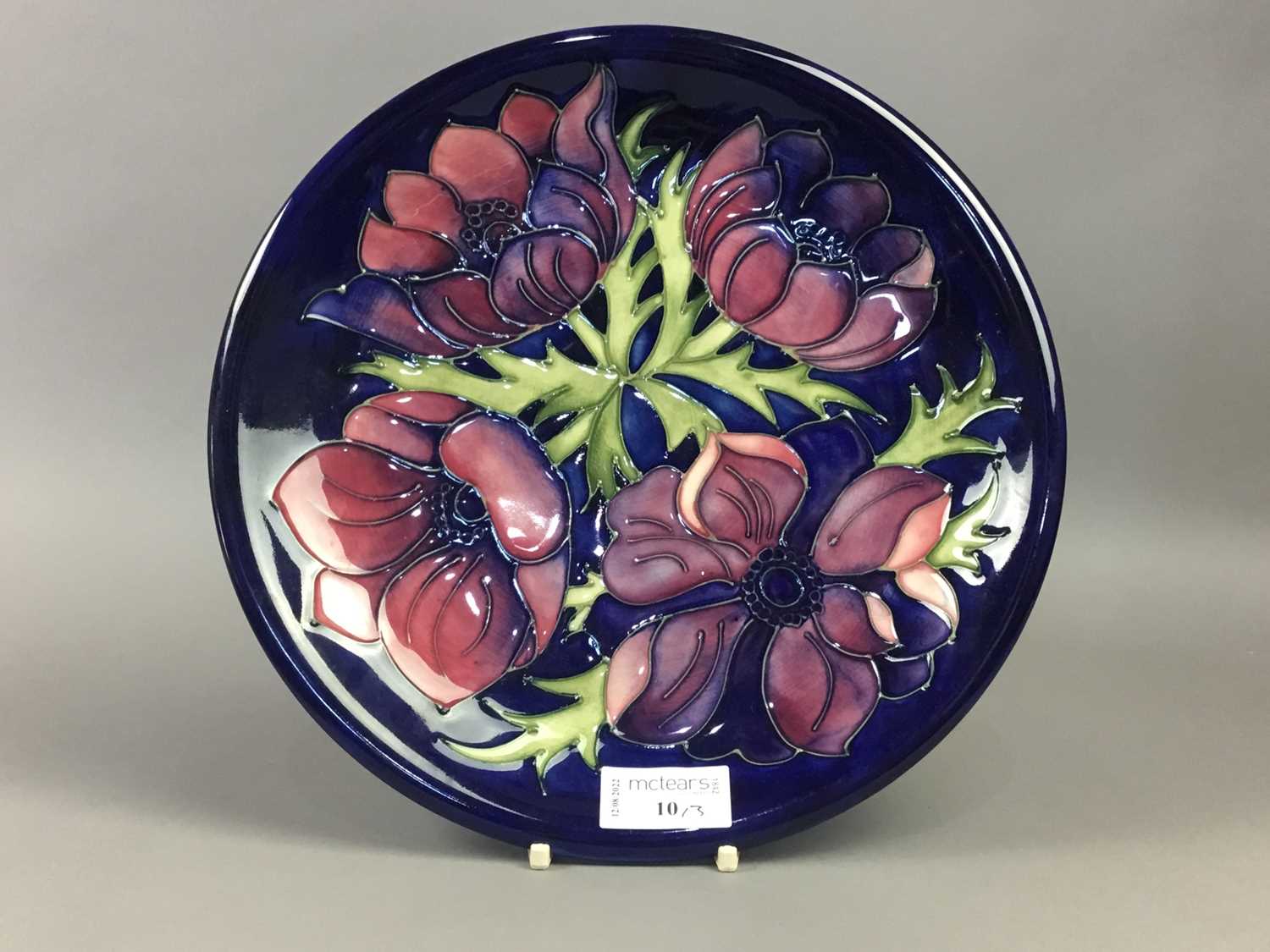 A MOORCROFT PLATE AND FURTHER ART POTTERY