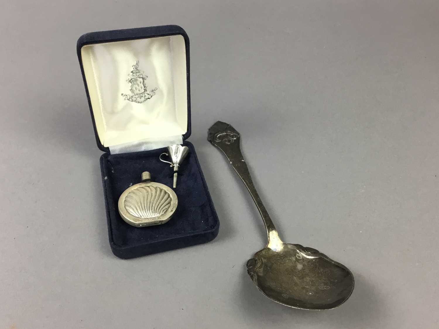 A VICTORIAN SILVER VESTA CASE AND OTHER ITEMS - Image 2 of 2
