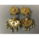 A LOT OF VINTAGE AND ANTIQUE JEWELLERY