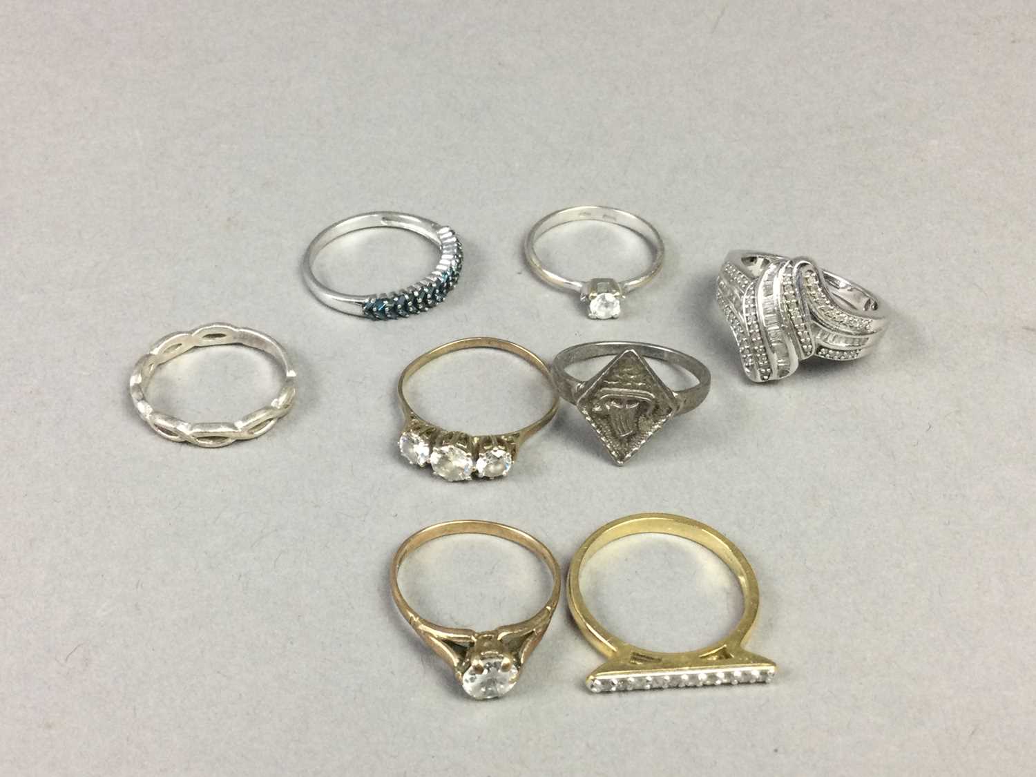 A COLLECTION OF DIAMOND AND OTHER RINGS - Image 2 of 2