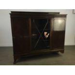 AN EARLY 20TH CENTURY MAHOGANY THREE DOOR BOOKCASE