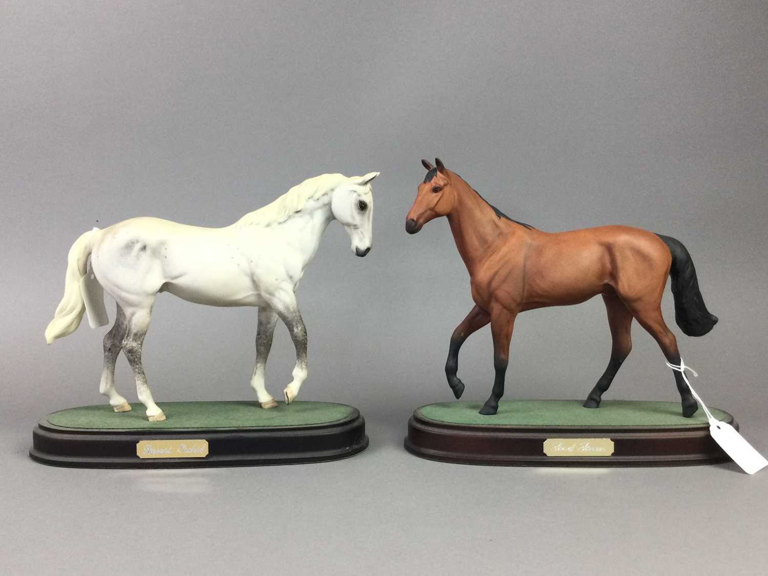 A BESWICK HORSE AND TWO OTHER FIGURES - Bild 2 aus 2
