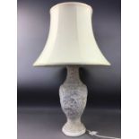 A WHITE CERAMIC TABLE LAMP