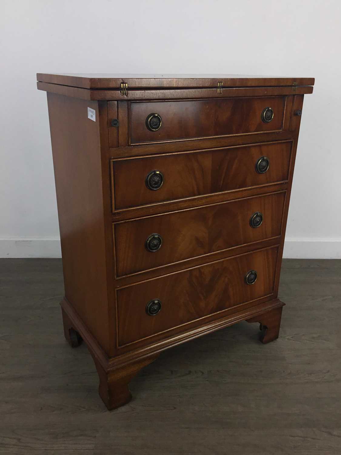 A REPRODUCTION MAHOGANY FOUR DRAWER CHEST