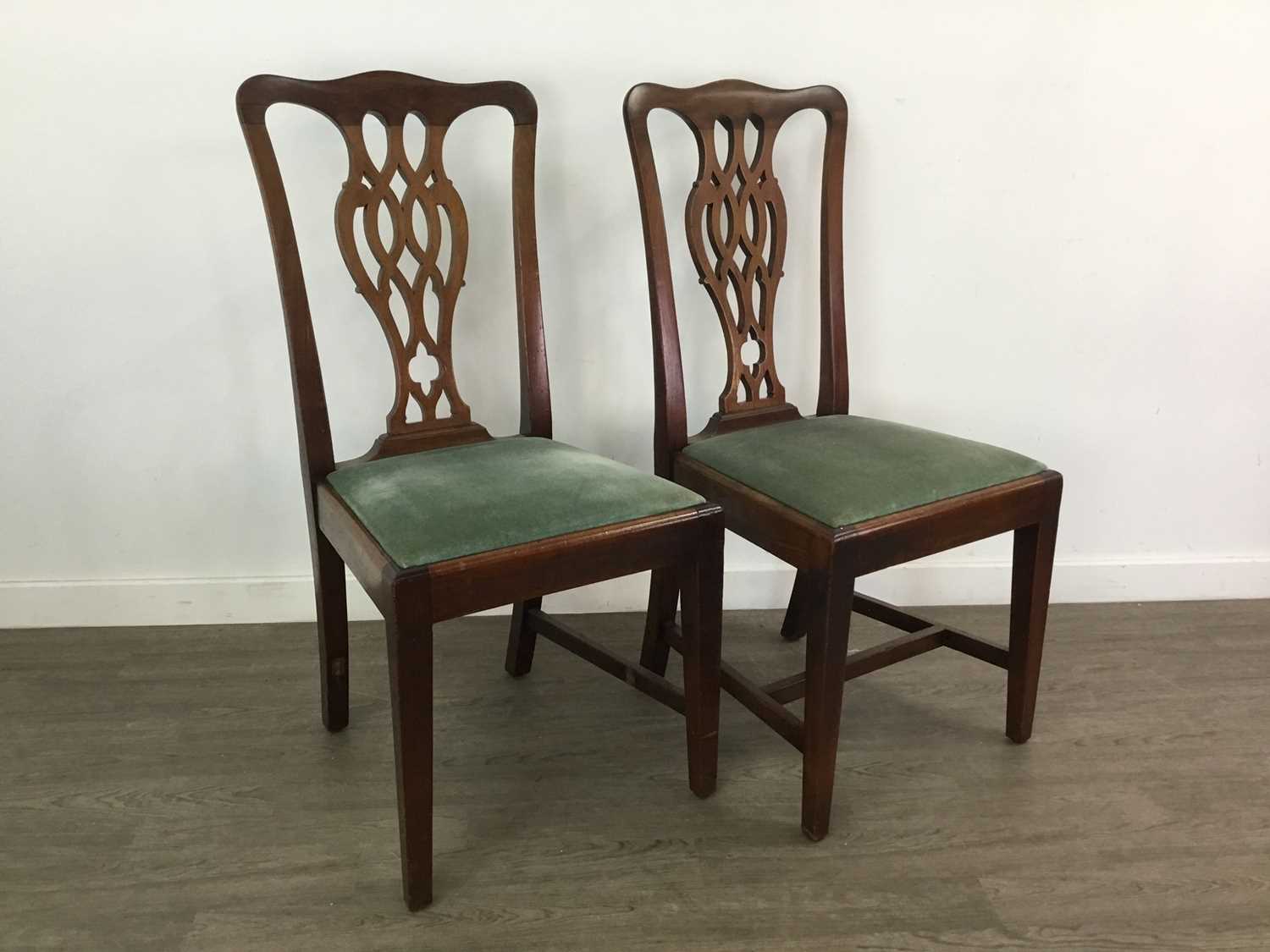 A SET OF SIX CHIPPENDALE STYLE MAHOGANY DINING CHAIRS - Image 2 of 3