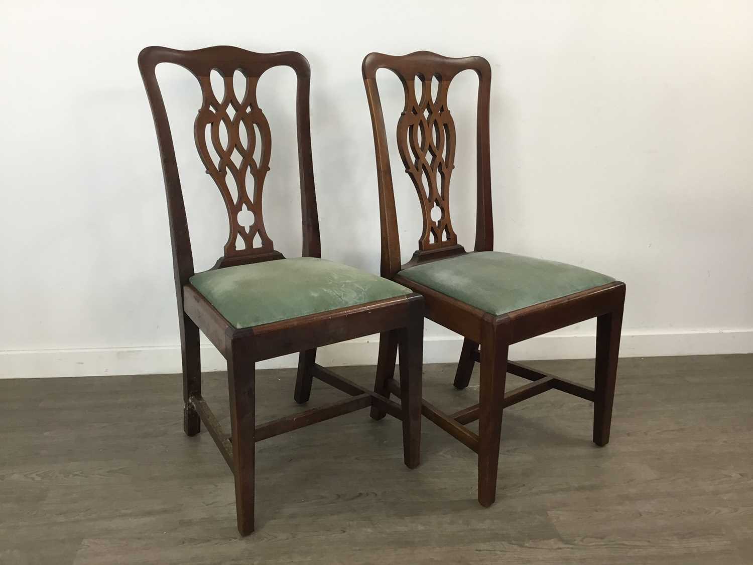 A SET OF SIX CHIPPENDALE STYLE MAHOGANY DINING CHAIRS - Image 3 of 3