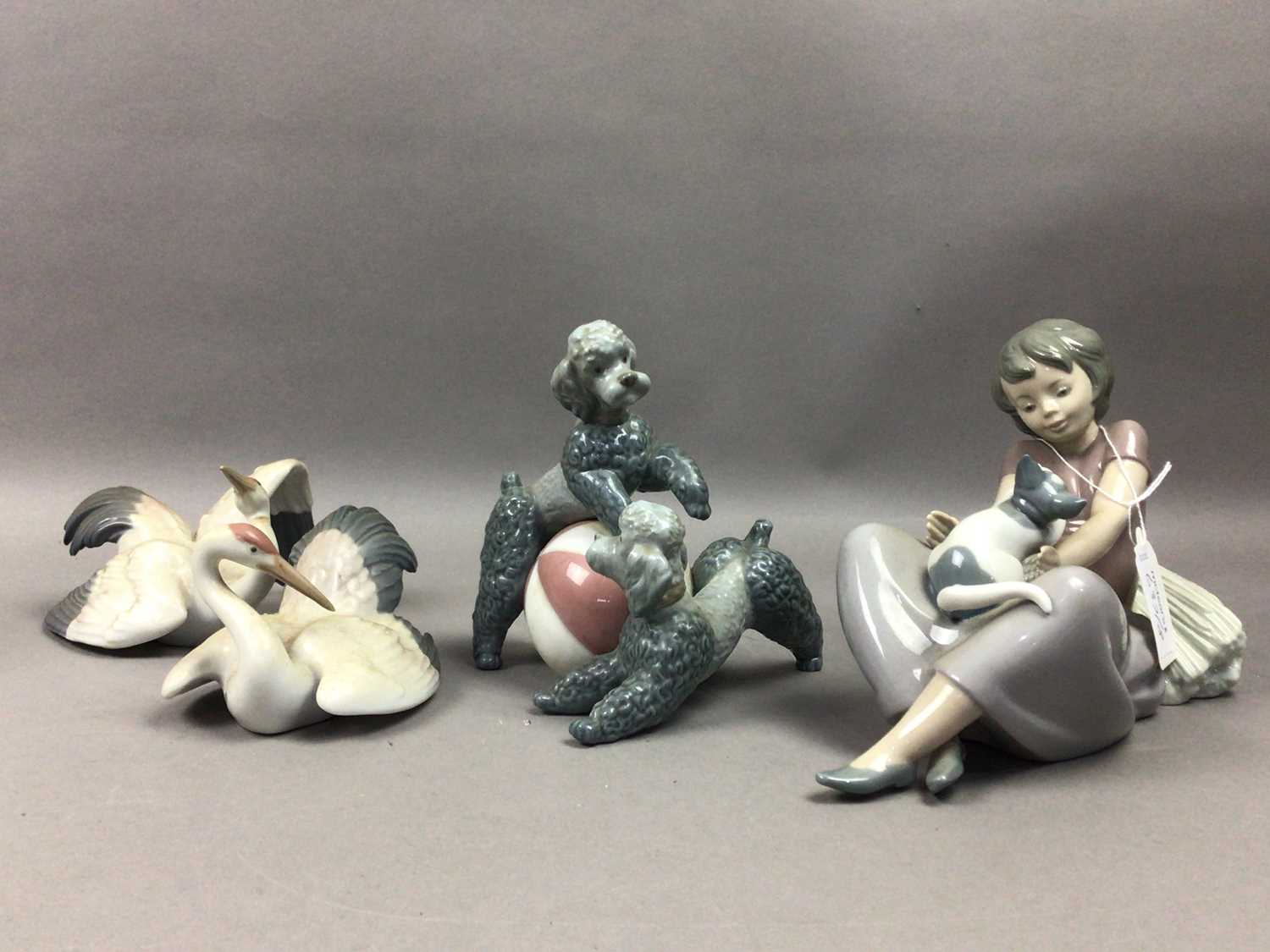 A LLADRO FIGURE OF 'WE CAN'T PLAY' AND OTHER FIGURES - Image 3 of 3