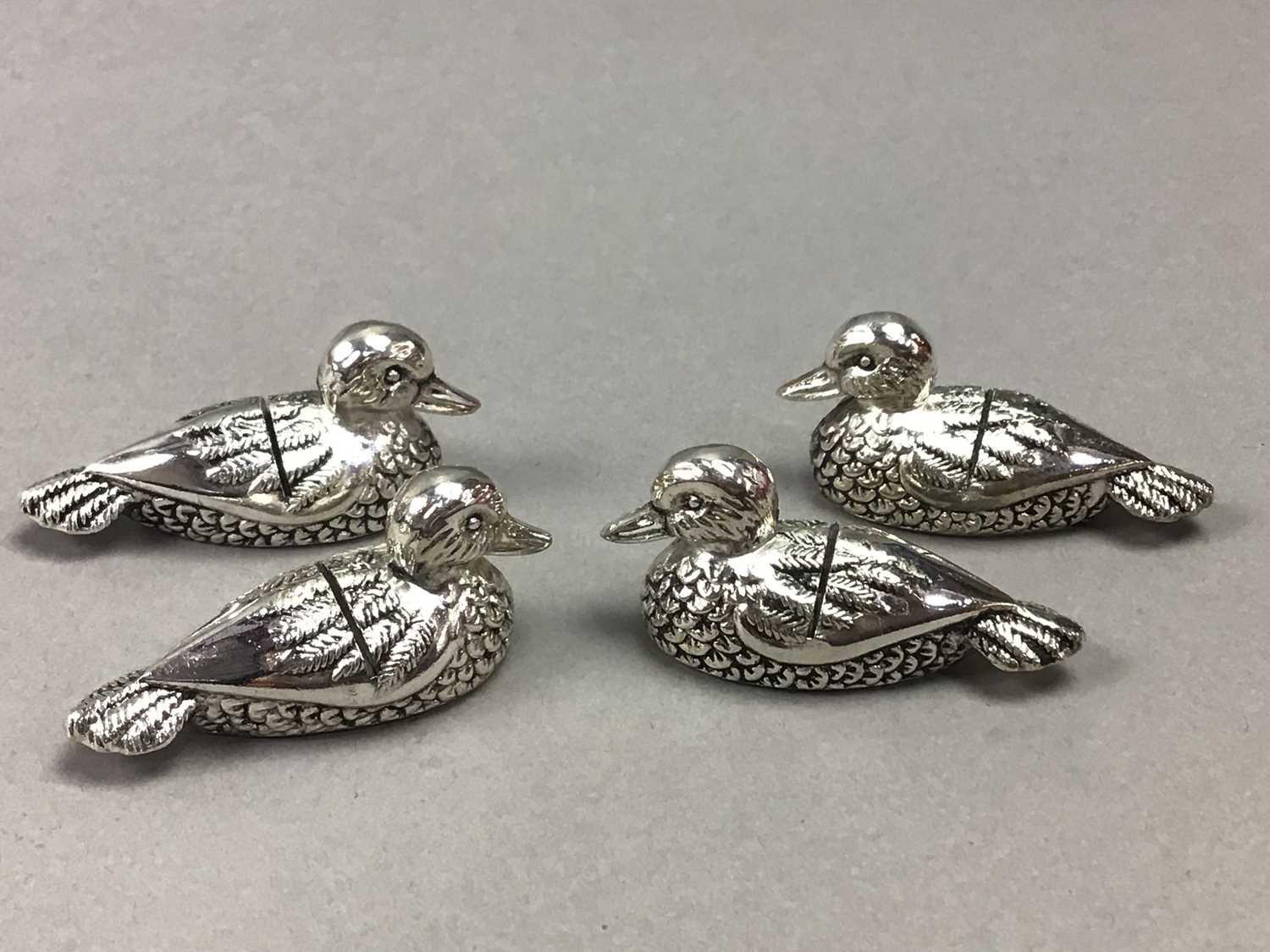 A SET OF METAL DUCK MENU HOLDERS AND OTHER ITEMS - Image 2 of 4