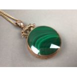 A GOLD AND AGATE PENDANT ON CHAIN