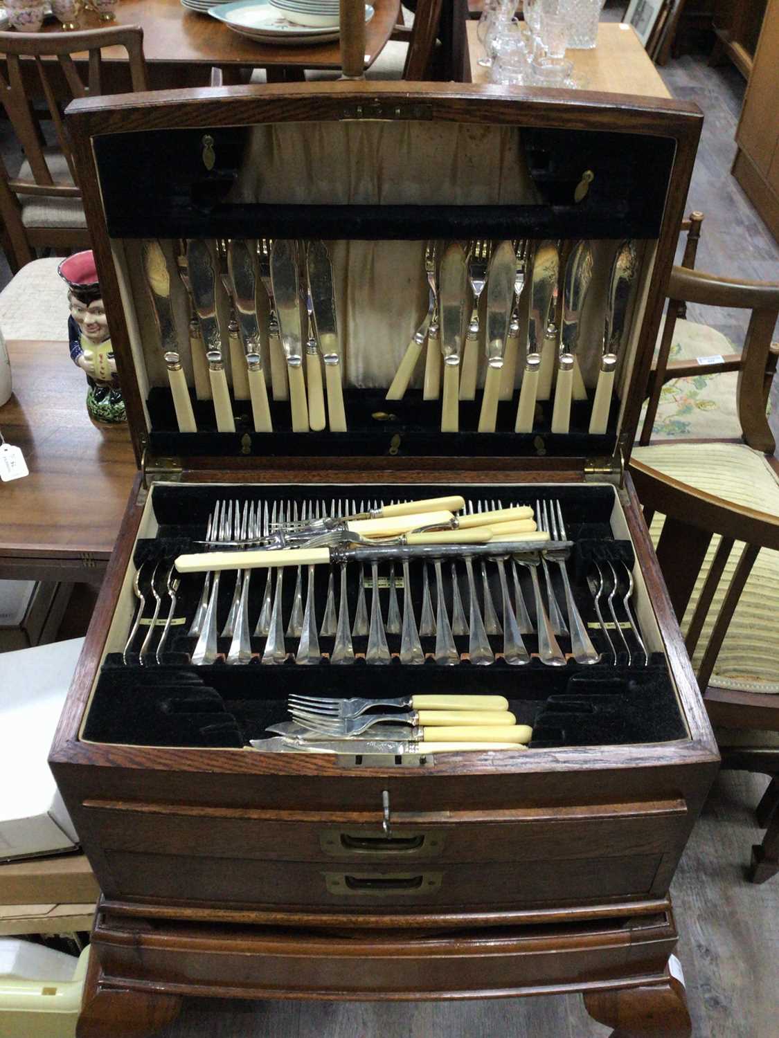 A COMPOSITE SUITE OF CUTLERY IN AN OAK CANTEEN - Bild 2 aus 4