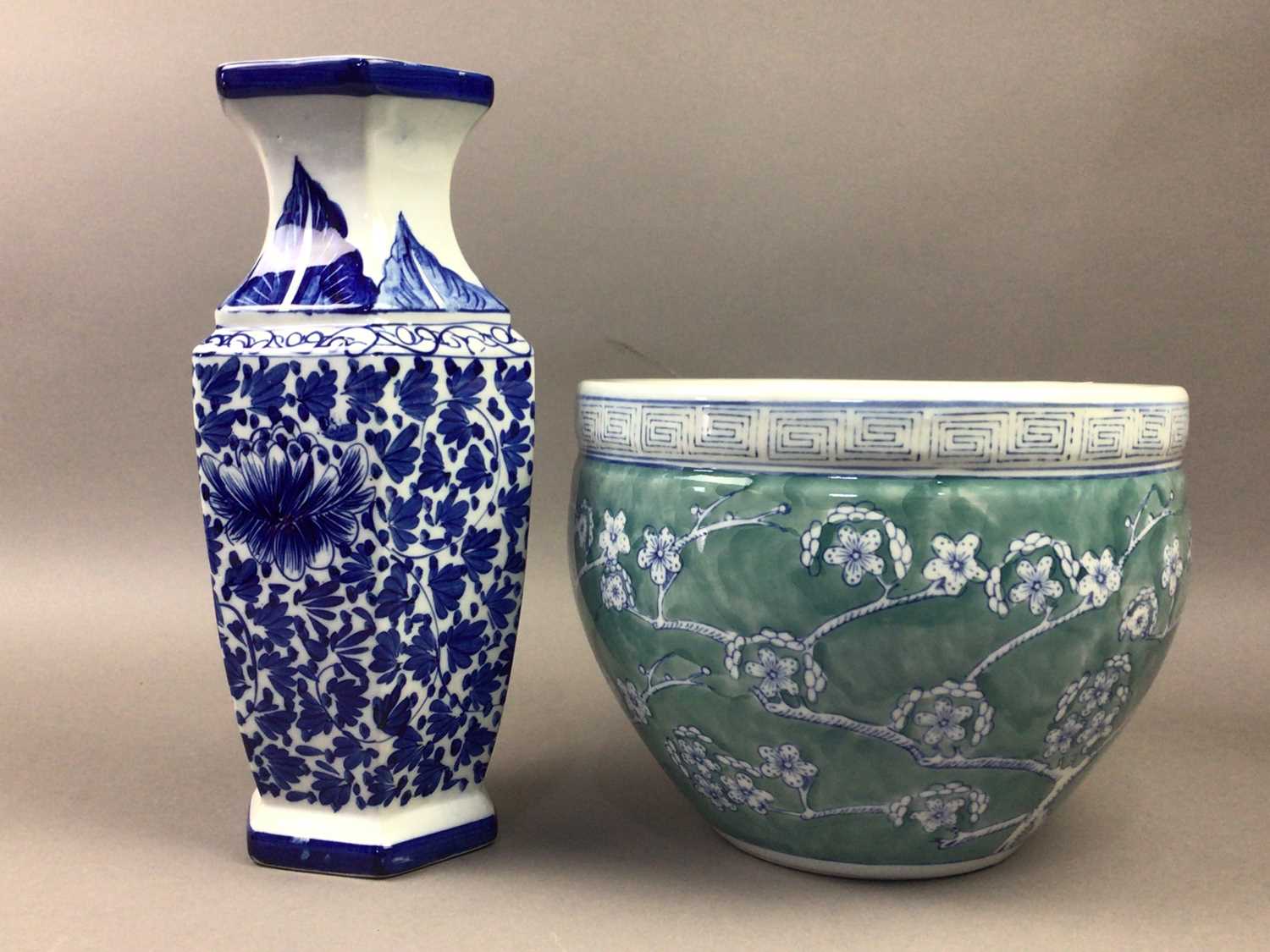 A CHINESE PLANTER AND TWO VASES - Bild 2 aus 2