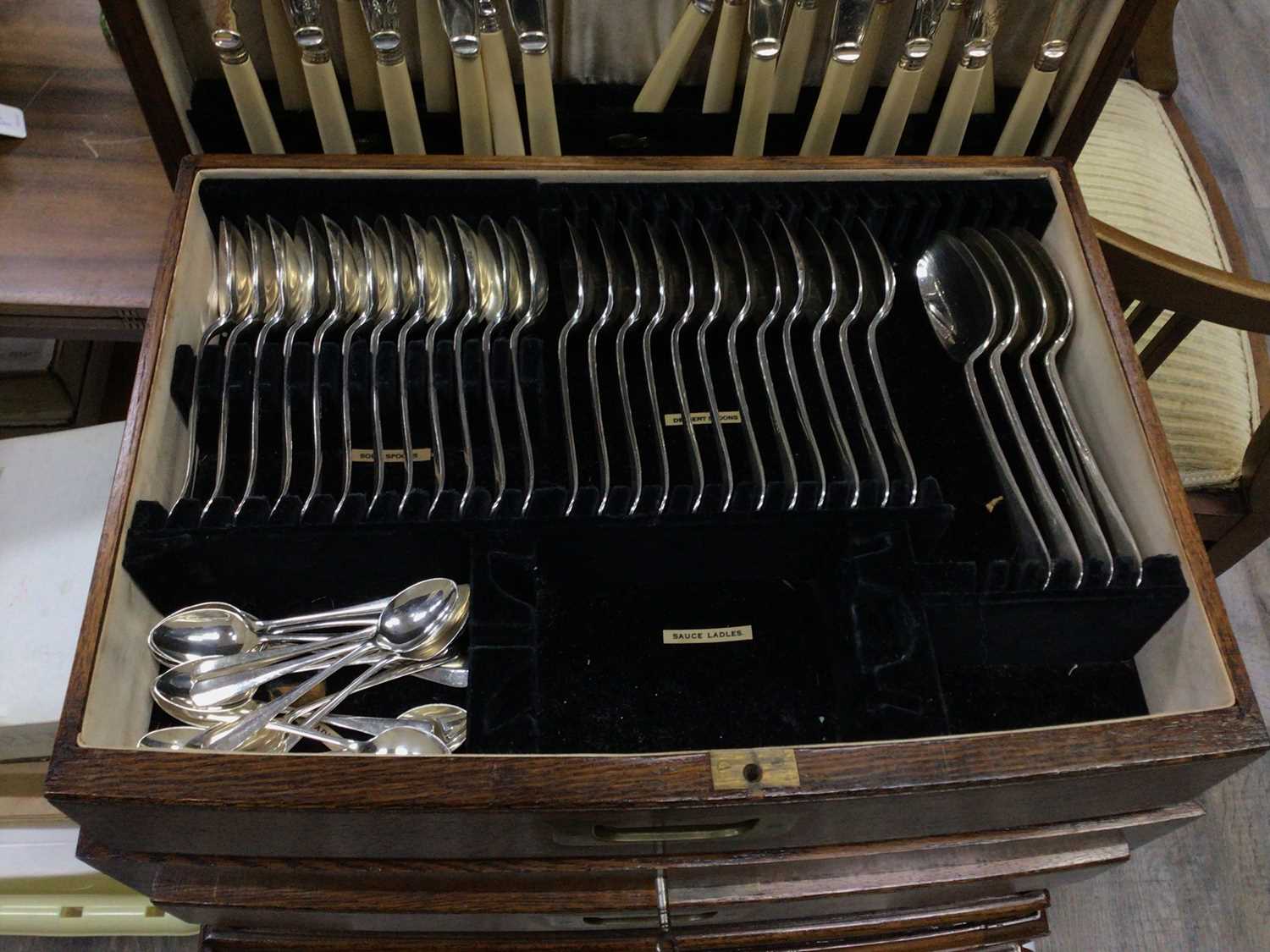 A COMPOSITE SUITE OF CUTLERY IN AN OAK CANTEEN - Bild 4 aus 4