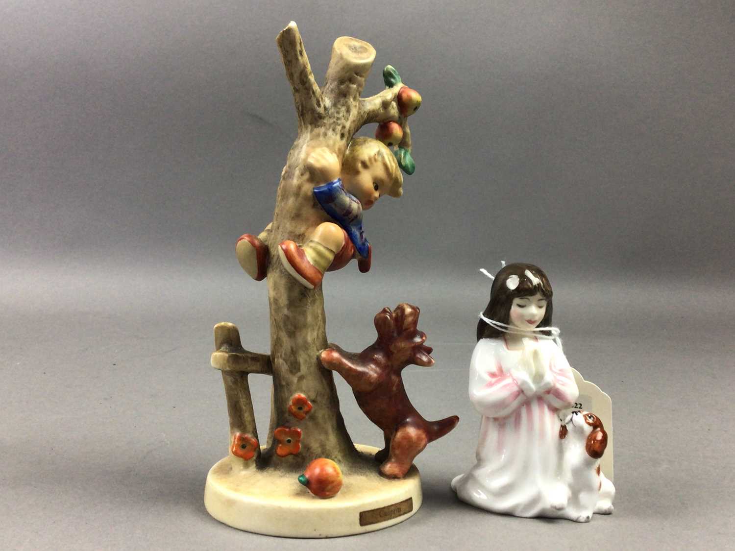 A LLADRO MODEL OF A DOG, A DOULTON FIGURE OF A GIRL AND A HUMMEL FIGURE - Image 2 of 2
