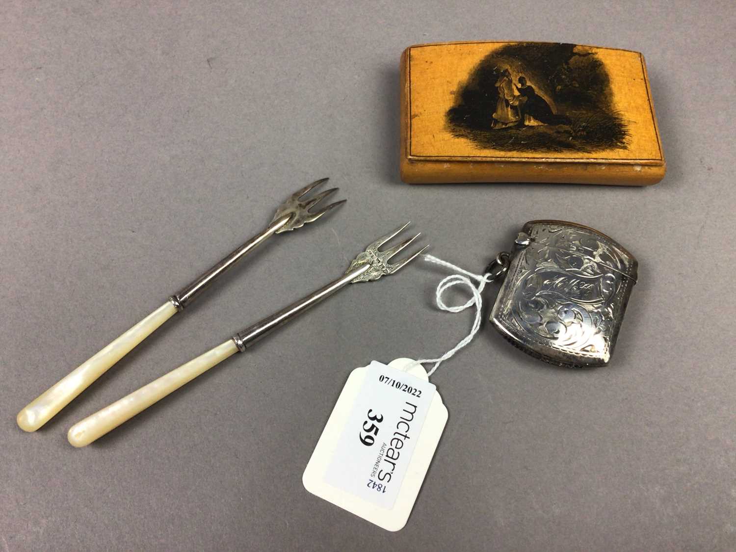 AN EARLY 20TH CENTURY SILVER VESTA CASE AND OTHER OBJECTS - Bild 2 aus 2