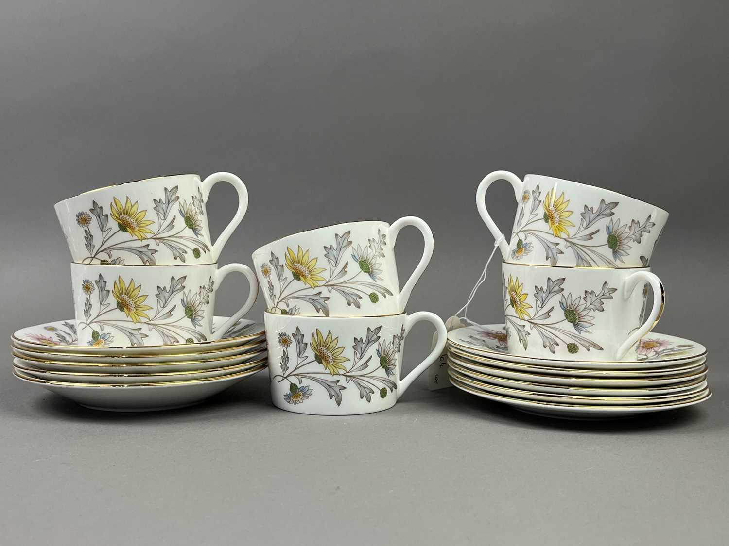 A ROYAL STAFFORD 'CLEMATIS' PATTERN TEA SERVICE AND OTHERS - Bild 3 aus 5