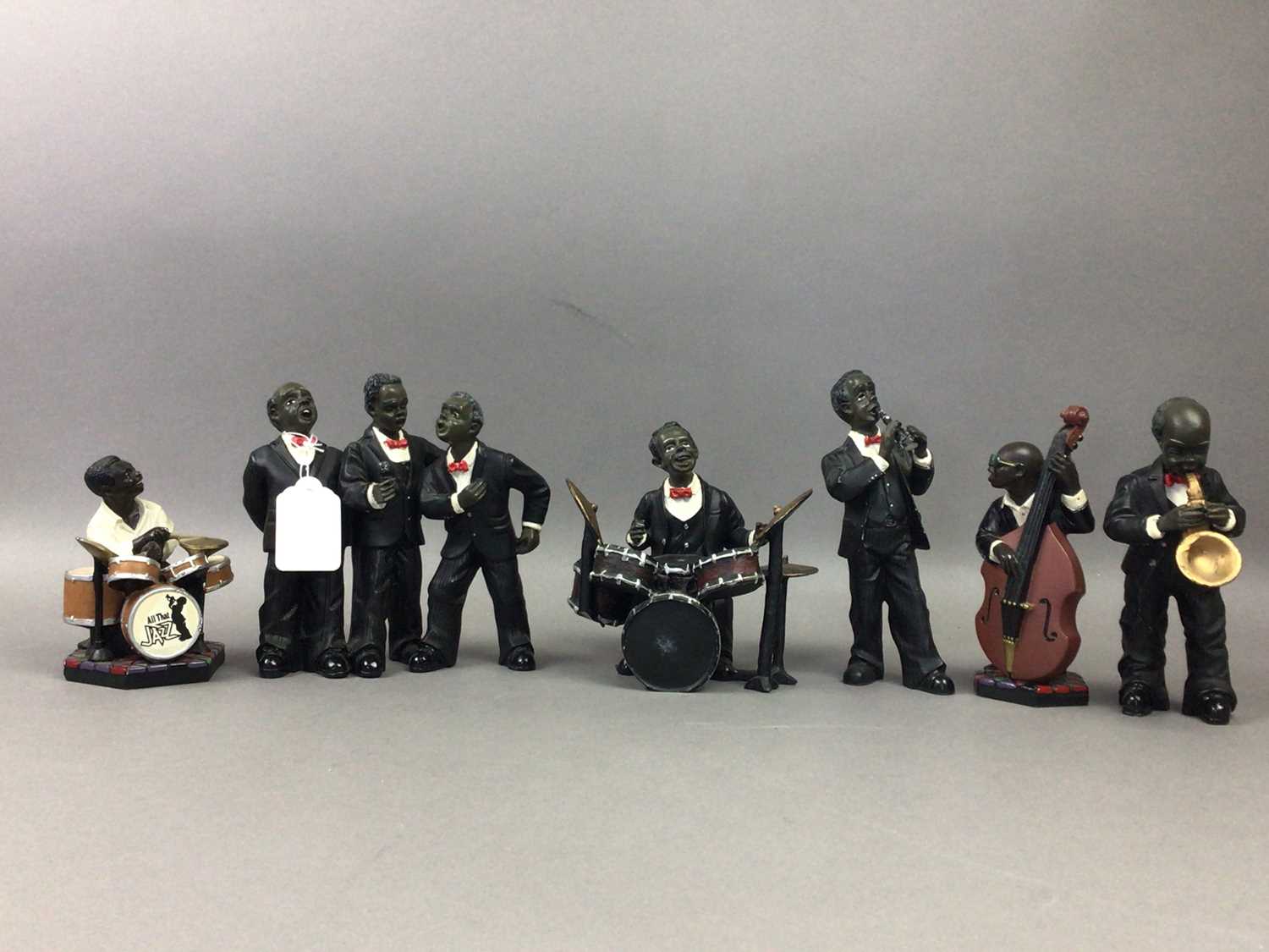 A COLLECTION OF PAINTED COMPOSITION JAZZ BAND FIGURES - Bild 3 aus 3