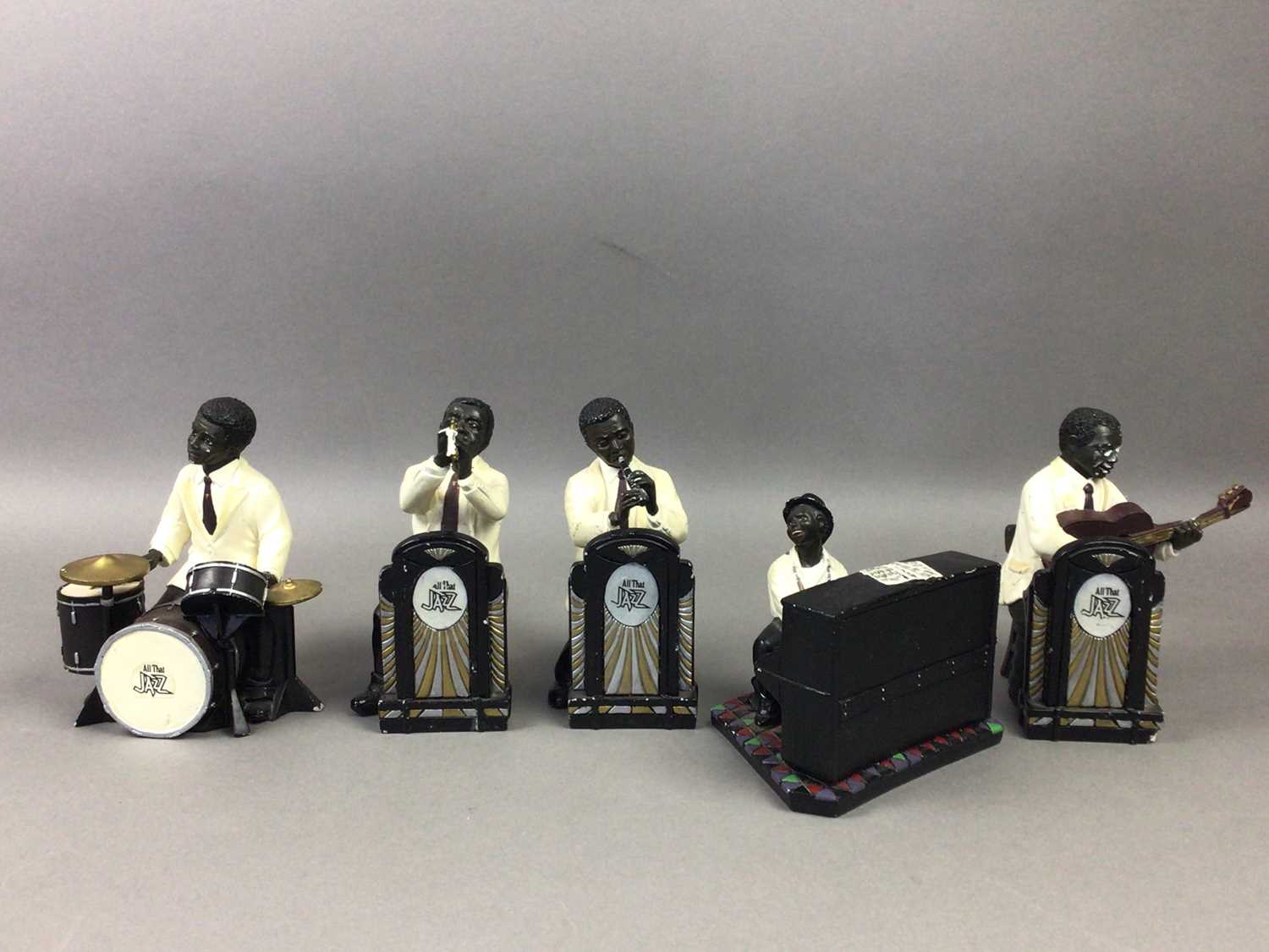A COLLECTION OF PAINTED COMPOSITION JAZZ BAND FIGURES - Bild 2 aus 3
